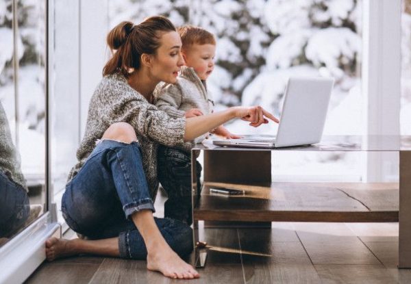 Mãe com filho pequeno trabalhando no computador em casa _ Foto Premium